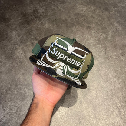 Supreme Bones Box Logo New Era Taglia 7 3/8 (Nuovo)
